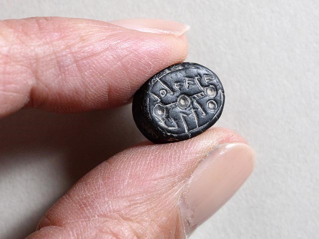 Seal bearing the name Elihana bat Gael. Photo קלרה עמית. Presented by Israel Antiquities Authority